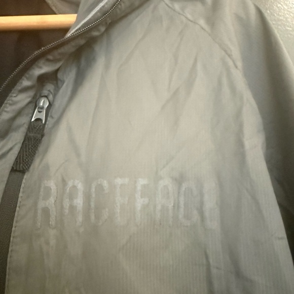 Race Face M EUC nylon lightweight biking Jacket with Hood and Quarter-Zip Design - Picture 8 of 16